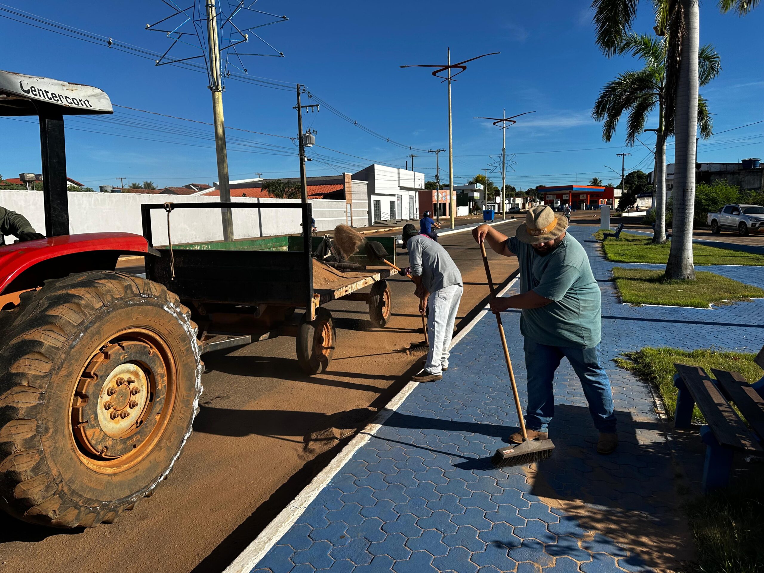 Prefeitura inicia trabalho de remoção de terra das vias urbanas