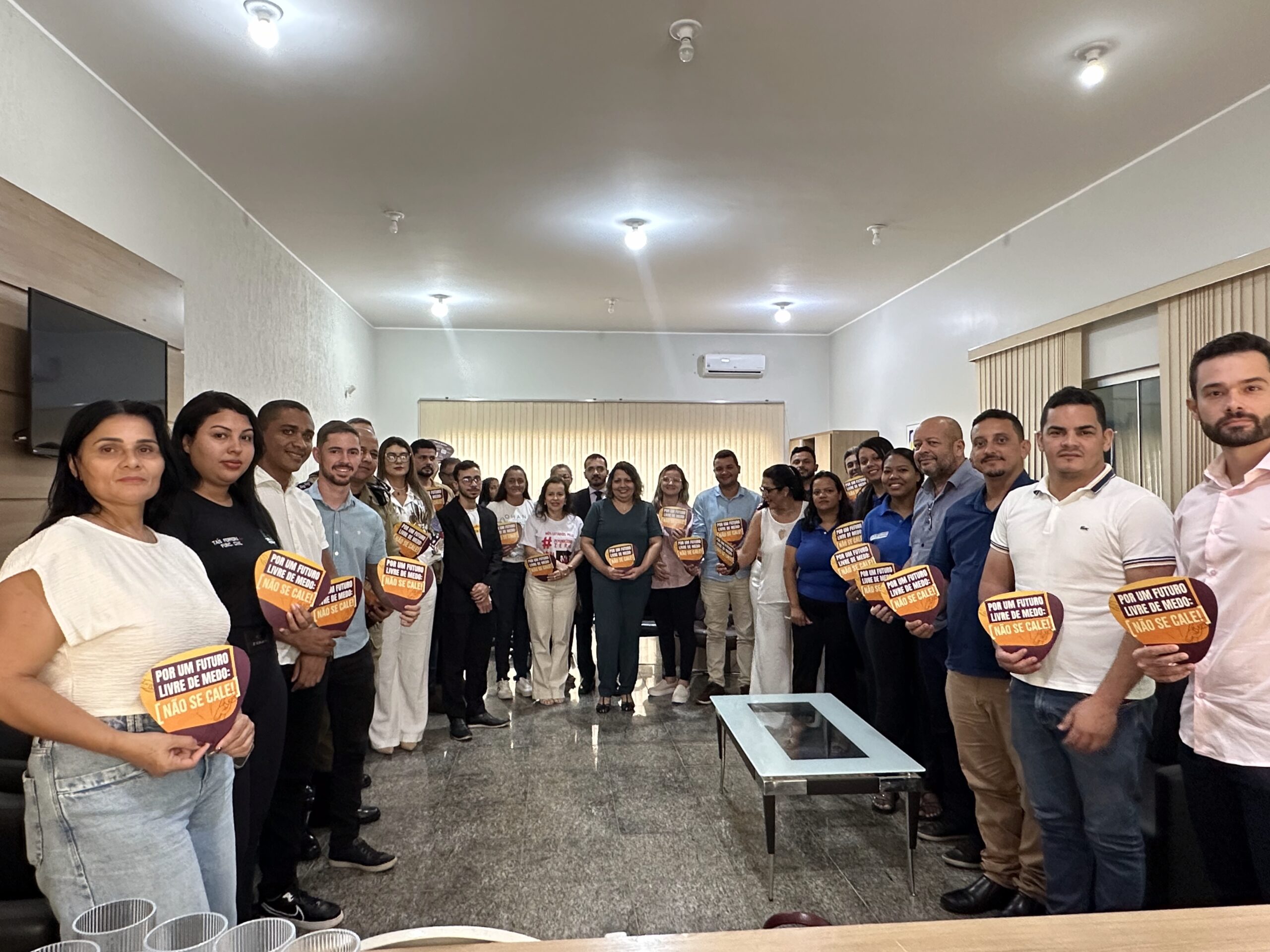 Autoridades municipais e estaduais participam de reunião para a articulação da rede de atendimento à mulher em situação de violência no gabinete da prefeita de Alvorada