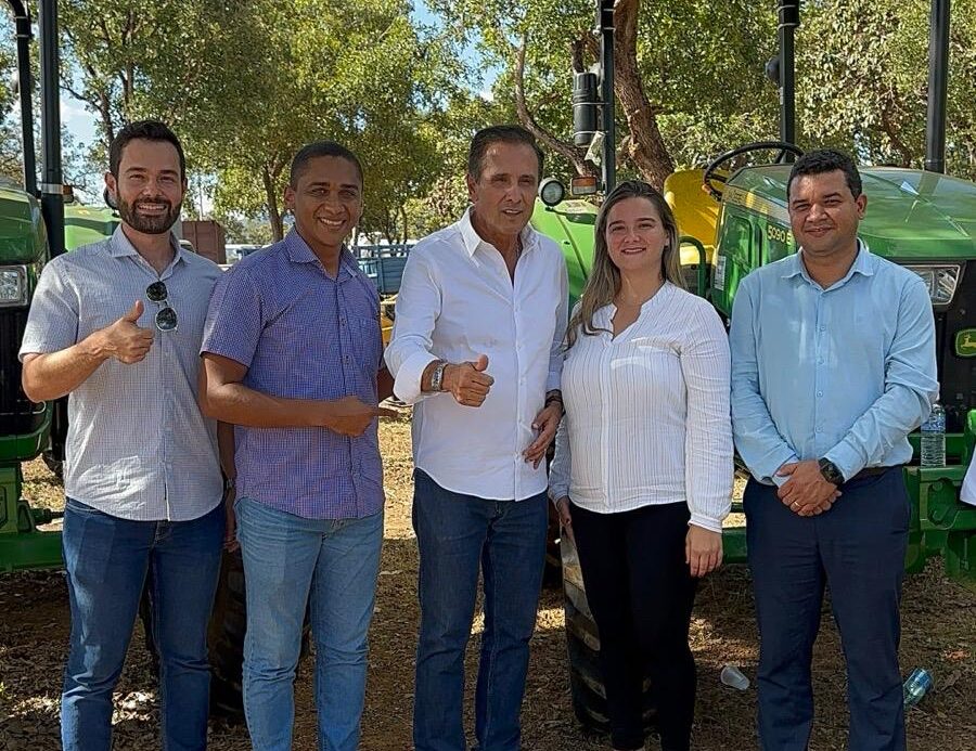 Gestores de Alvorada recebem trator em Palmas