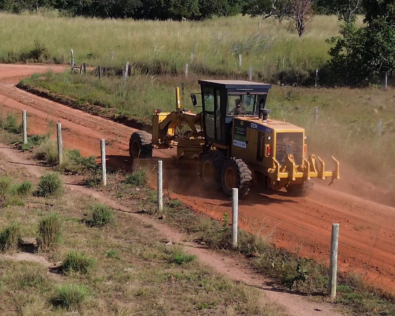 Prefeitura de Alvorada realiza manutenção contínua das estradas rurais demonstrando compromisso com quem produz e vive no campo