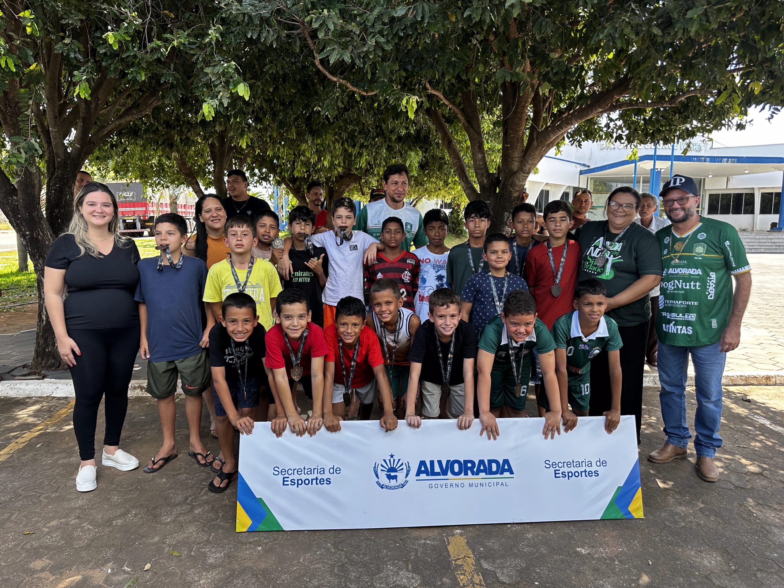 Prefeita Thaynara participa da recepção aos atletas mirins de Alvorada que brilharam na Copa Futebol Campeão 2025