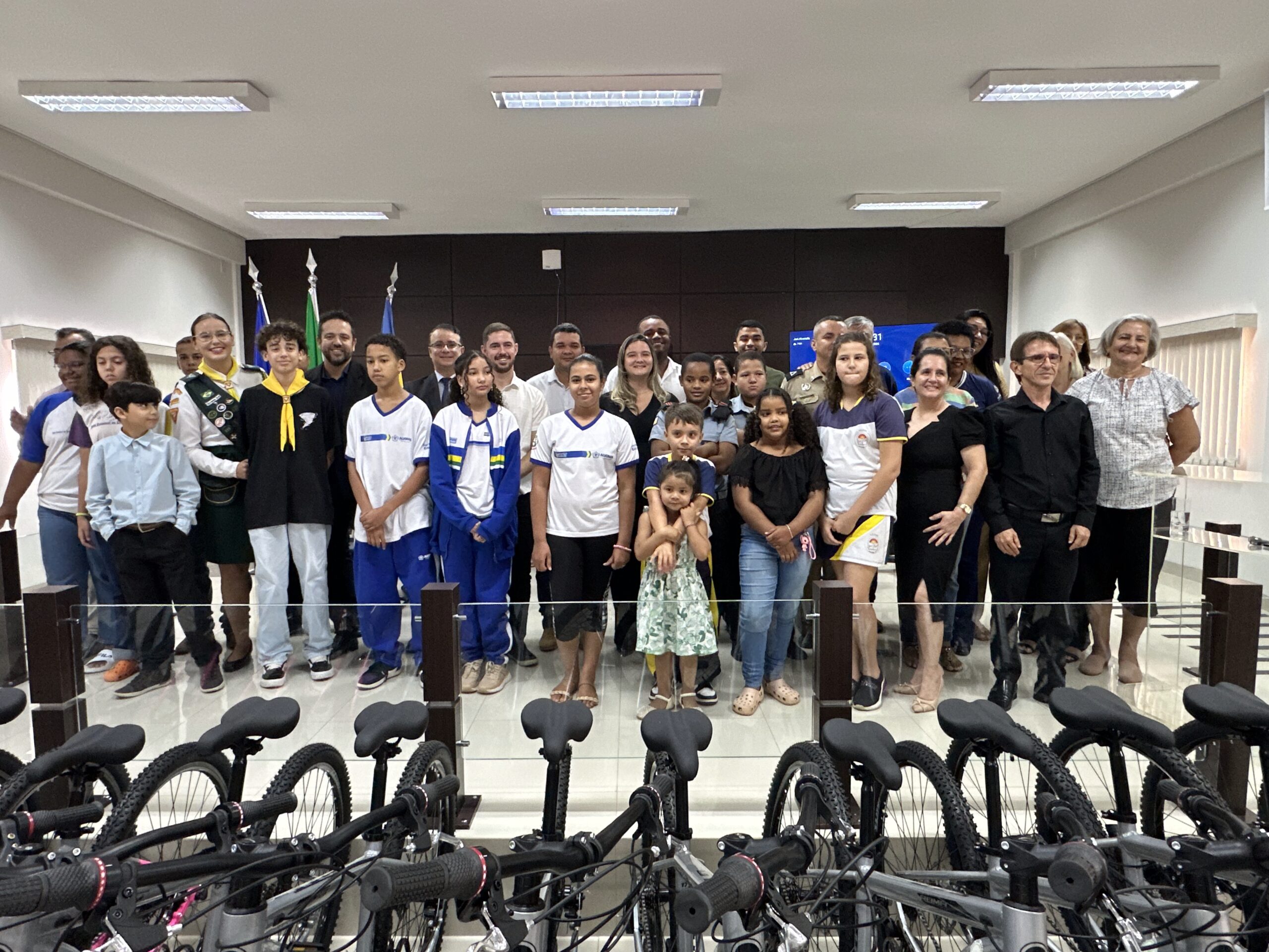 Bicicletas são entregues a alunos destaques na arrecadação de materiais recicláveis no encerramento do Alvorada Sustentável