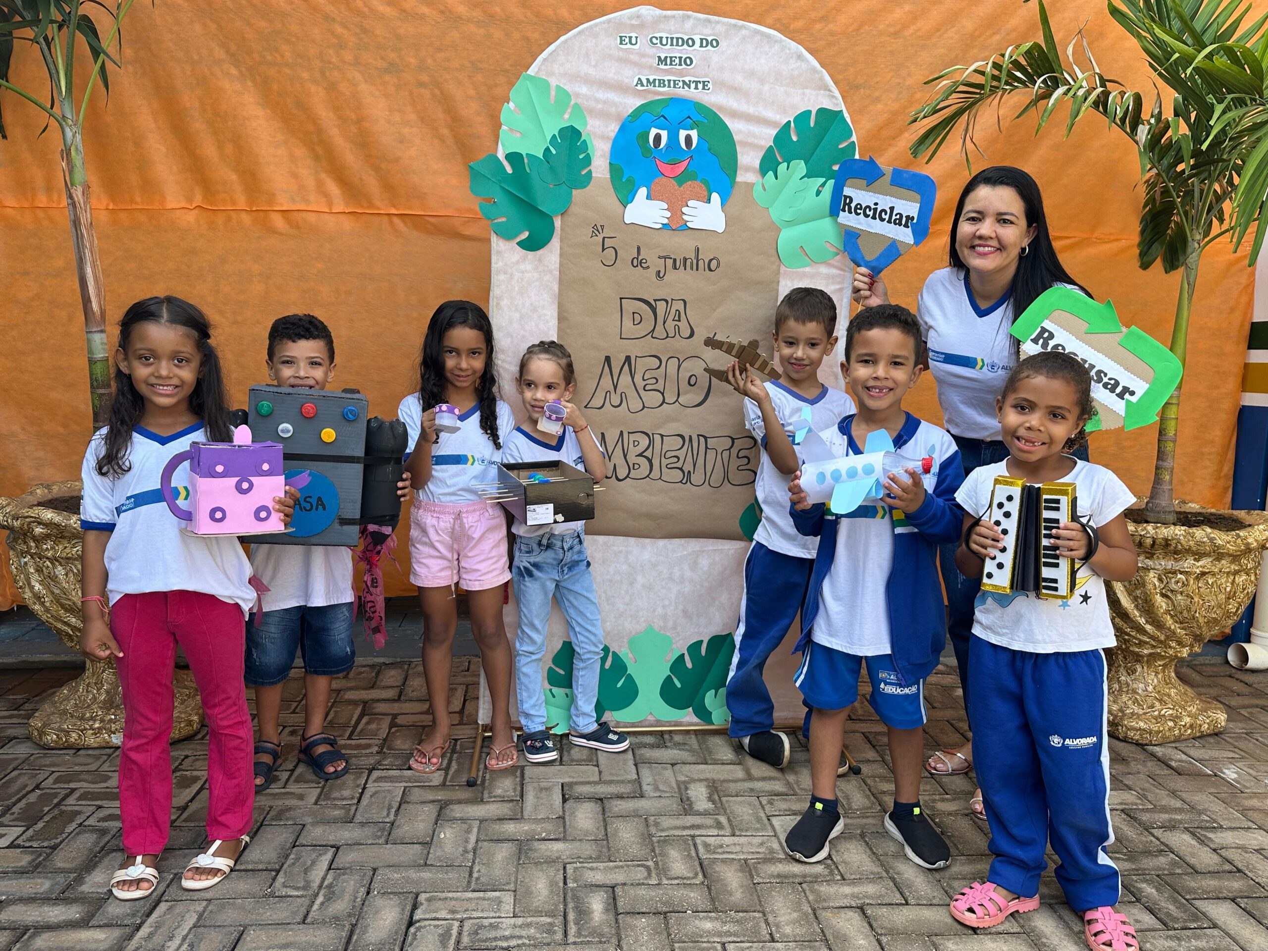 Alunos do CMEI Liomar de Souza Barros aprendem sobre a importância da reciclagem e da preservação do Meio Ambiente