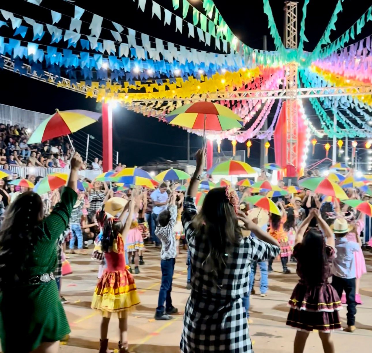 1ª noite do Arraiá do Povo é sucesso de público, estrutura e emoção em Alvorada